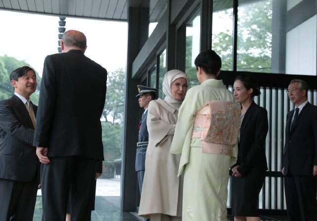 Japonya İmparatorluk Sarayı'nda samimi sohbet! Fotoğraftaki ayrıntı gözlerden kaçmadı