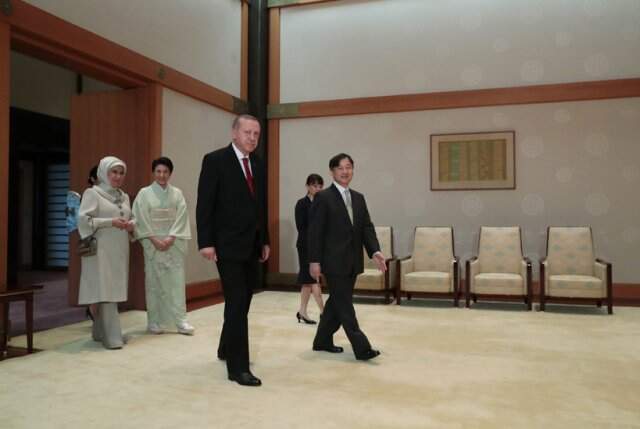 Japonya İmparatorluk Sarayı'nda samimi sohbet! Fotoğraftaki ayrıntı gözlerden kaçmadı