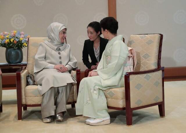 Japonya İmparatorluk Sarayı'nda samimi sohbet! Fotoğraftaki ayrıntı gözlerden kaçmadı