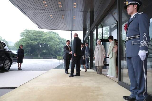 Japonya İmparatorluk Sarayı'nda samimi sohbet! Fotoğraftaki ayrıntı gözlerden kaçmadı