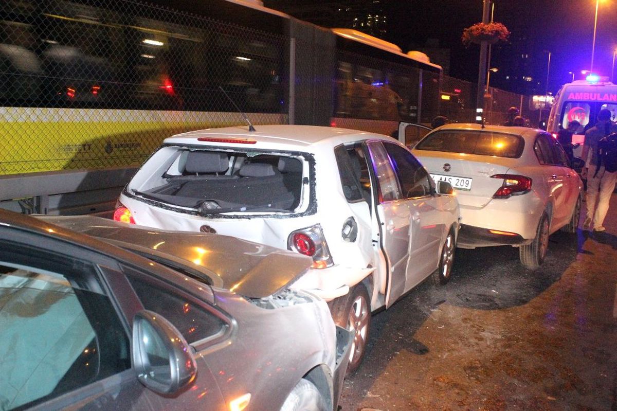İstanbul'un göbeğinde zincirleme kaza! 1'i çocuk 3 yaralı