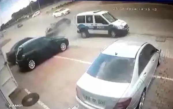Polis otosuna otomobilin çarptığı kaza anı kamerada Polis otosuna otomobilin çarptığı kaza anı kamerada