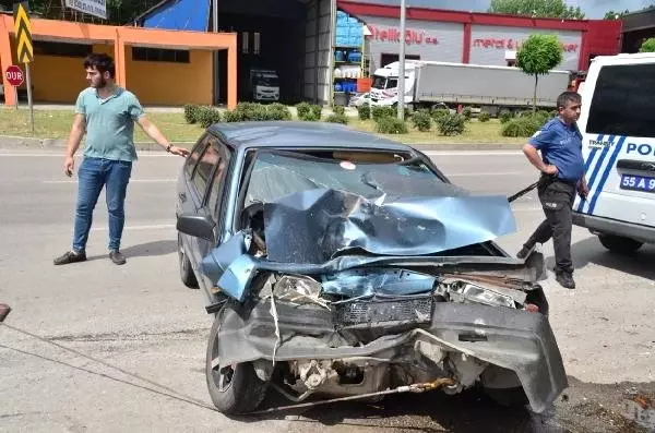 Polis otosuna otomobilin çarptığı kaza anı kamerada Polis otosuna otomobilin çarptığı kaza anı kamerada