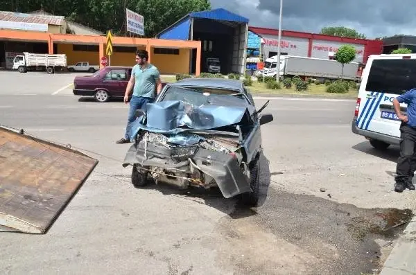 Polis otosuna otomobilin çarptığı kaza anı kamerada Polis otosuna otomobilin çarptığı kaza anı kamerada
