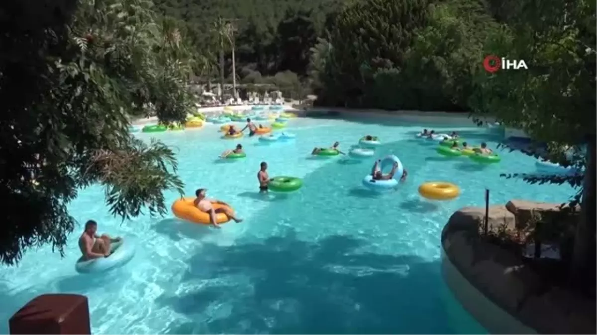 Sıcaktan bunalan su parkına koşuyor