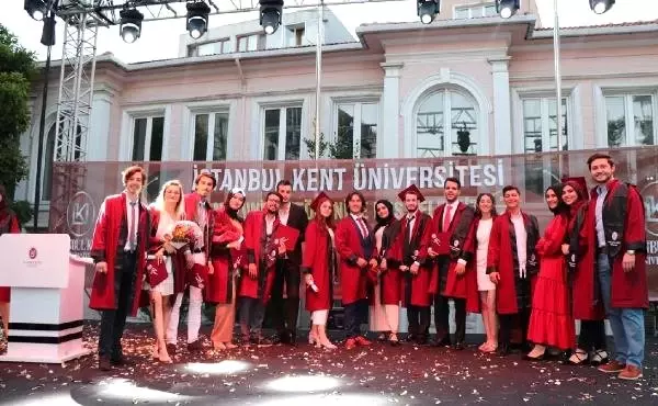 Üniversite öğrencileri geleceğe uğurlandı Üniversite öğrencileri geleceğe uğurlandı