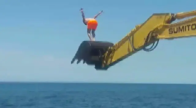 Gören şaşıp kalıyor! İş makinasıyle denize girdiler Gören şaşıp kalıyor! İş makinasıyle denize girdiler