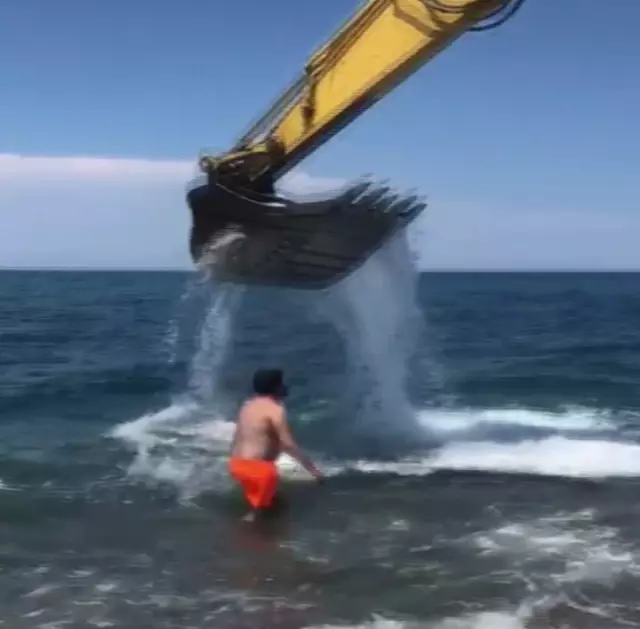 Gören şaşıp kalıyor! İş makinasıyle denize girdiler Gören şaşıp kalıyor! İş makinasıyle denize girdiler