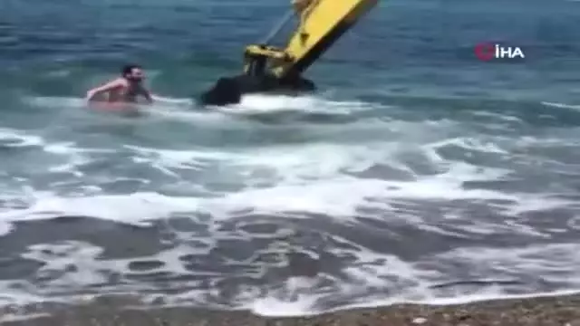 Gören şaşıp kalıyor! İş makinasıyle denize girdiler Gören şaşıp kalıyor! İş makinasıyle denize girdiler
