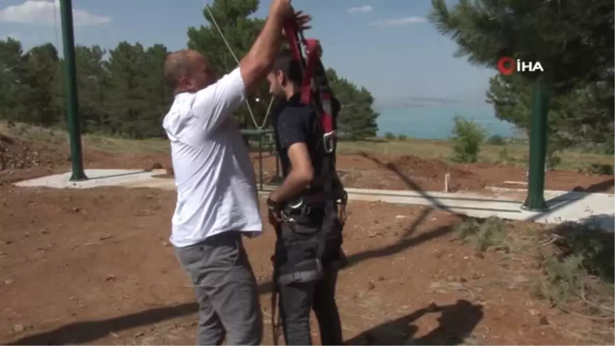 12 metre yüksekliğindeki, göl manzaralı salıncak hem binenleri hem de izleyenleri korkutuyor