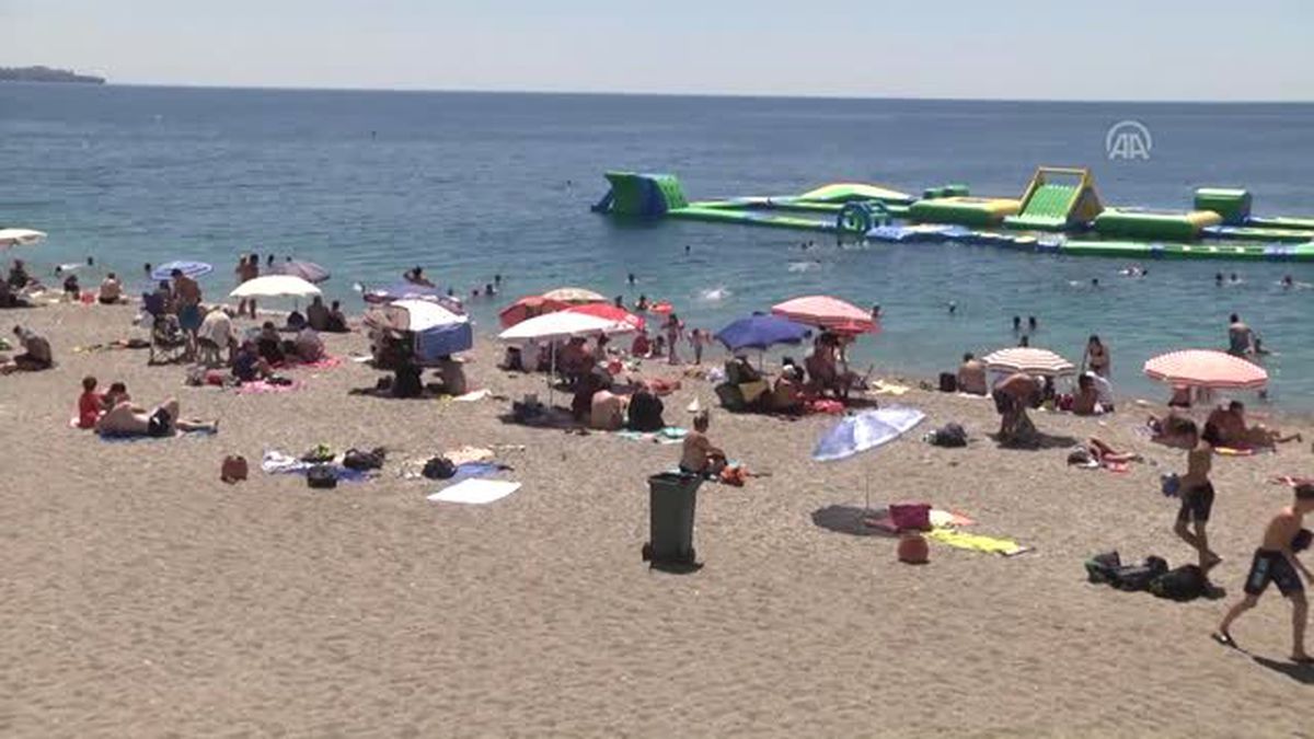 Antalya'da sahillerde yoğunluk
