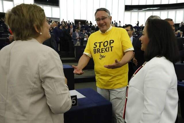 Brexit yanlıları Avrupa Parlamentosu'nda çalınan marşa sırt döndü