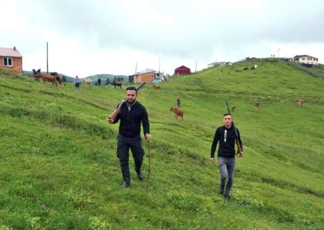Köy halkı, tüfekle sürülerinin başında kurt nöbeti tutuyor