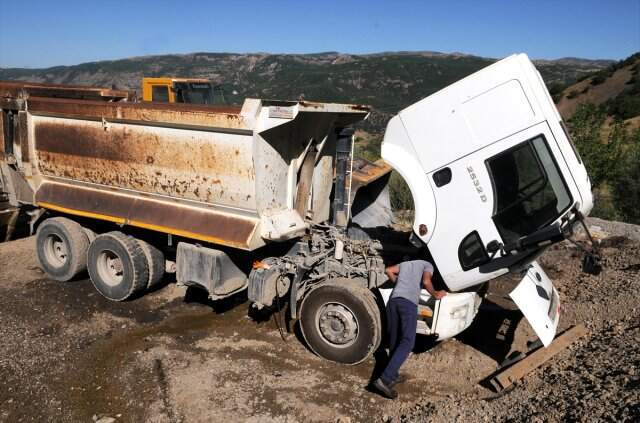 Motorunda kuşun yuva yaptığı kamyon seferden çekildi