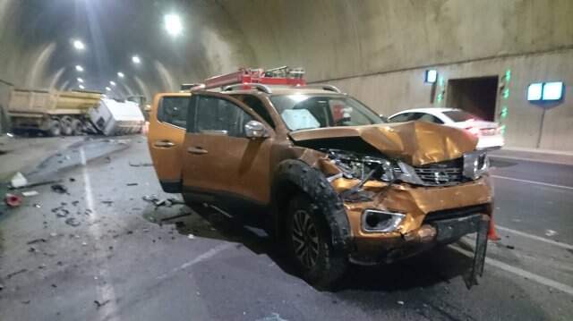 Sabiha Gökçen yolundaki tünelde feci kaza! Ortalık savaş alanına döndü
