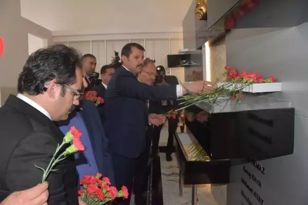 Sivas'ta '2 Temmuz'un 26'ncı yılında, 35 kişi anıldı Sivas'ta '2 Temmuz'un 26'ncı yılında, 35 kişi anıldı