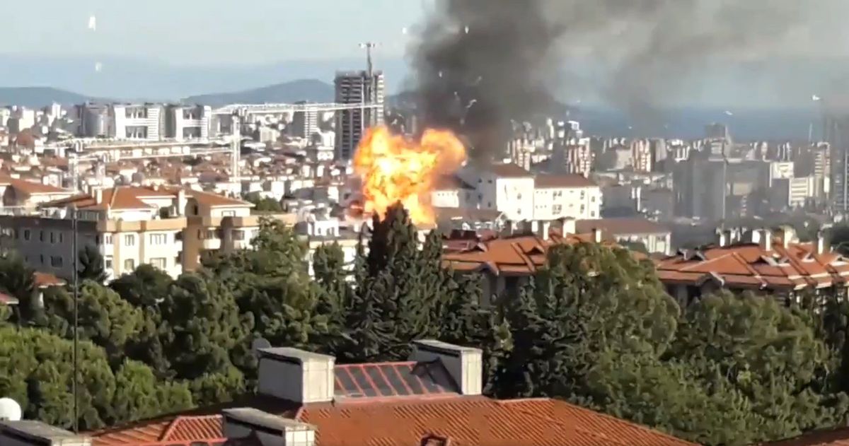Üsküdar'da 5 katlı bir binada çıkan yangın sonrası patlama meydana geldi