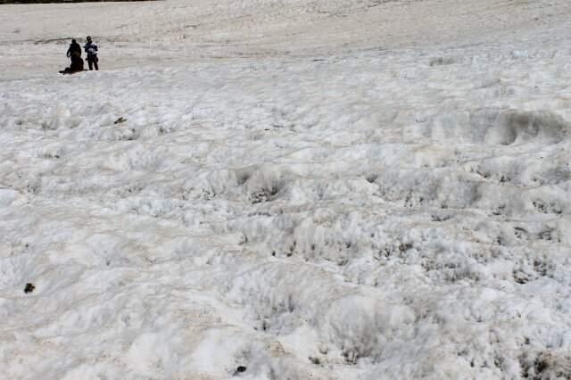 Temmuz ayında insan boyunu aşan kar kütleleri arasında yürüyüş!