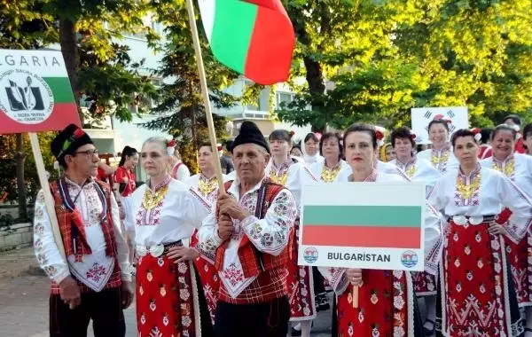 Yalova'da Uluslararası Halk Dansları Festivali kortejle başladı Yalova'da Uluslararası Halk Dansları Festivali kortejle başladı