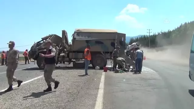 Askeri araç devrildi: 2 yaralı Askeri araç devrildi: 2 yaralı
