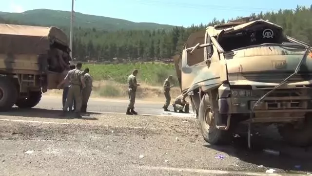 Askeri araç devrildi: 2 yaralı Askeri araç devrildi: 2 yaralı