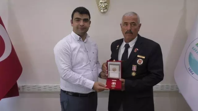 Beyşehir'de Kıbrıs gazilerine madalya ve berat verildi Beyşehir'de Kıbrıs gazilerine madalya ve berat verildi