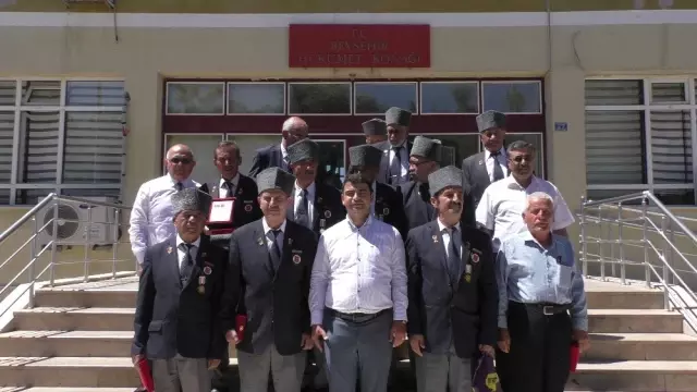 Beyşehir'de Kıbrıs gazilerine madalya ve berat verildi Beyşehir'de Kıbrıs gazilerine madalya ve berat verildi