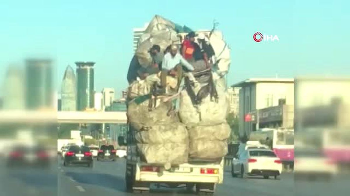 E-5'te kamyon kasasındaki çuval yığınlarının üzerinde tehlikeli yolculuk kamerada