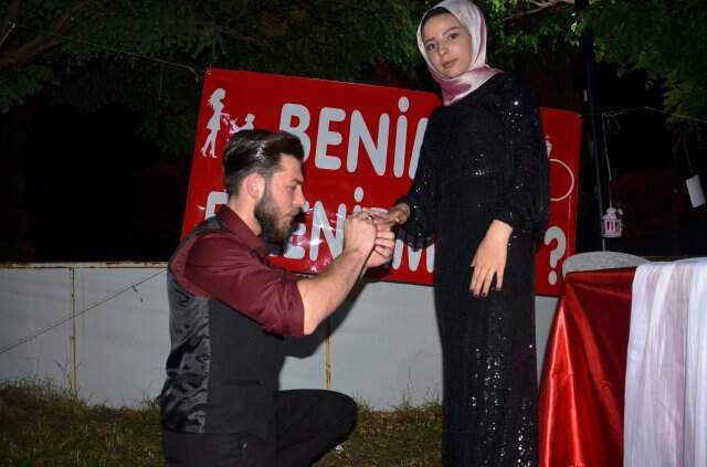 Eşek üzerinde evlilik teklifi!