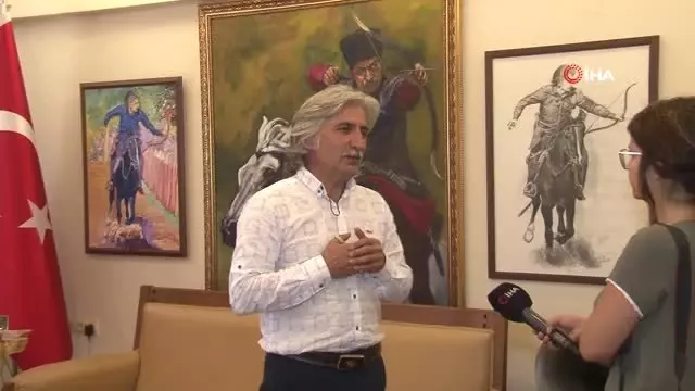 İzmir'in 'sıra dışı' kaymakamı...Makamındaki görevi dışında, at biniyor, el sanatları ile uğraşıyor... İzmir'in 'sıra dışı' kaymakamı...Makamındaki görevi dışında, at biniyor, el sanatları ile uğraşıyor...
