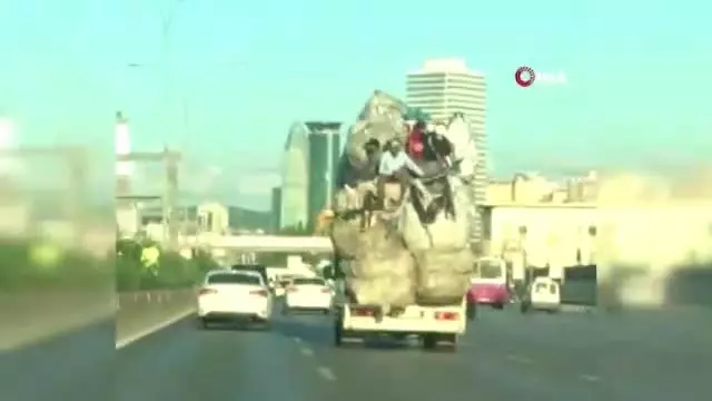 Kamyon kasasındaki tehlikeli yolculuk kamerada Kamyon kasasındaki tehlikeli yolculuk kamerada