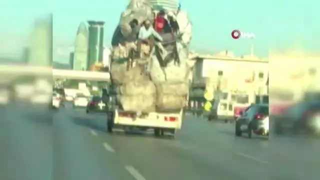 Kamyon kasasındaki tehlikeli yolculuk kamerada Kamyon kasasındaki tehlikeli yolculuk kamerada
