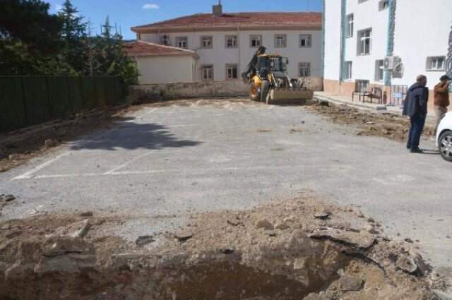 Kilimlerden kendi halı sahalarını yapan çocuklar için belediye harekete geçti