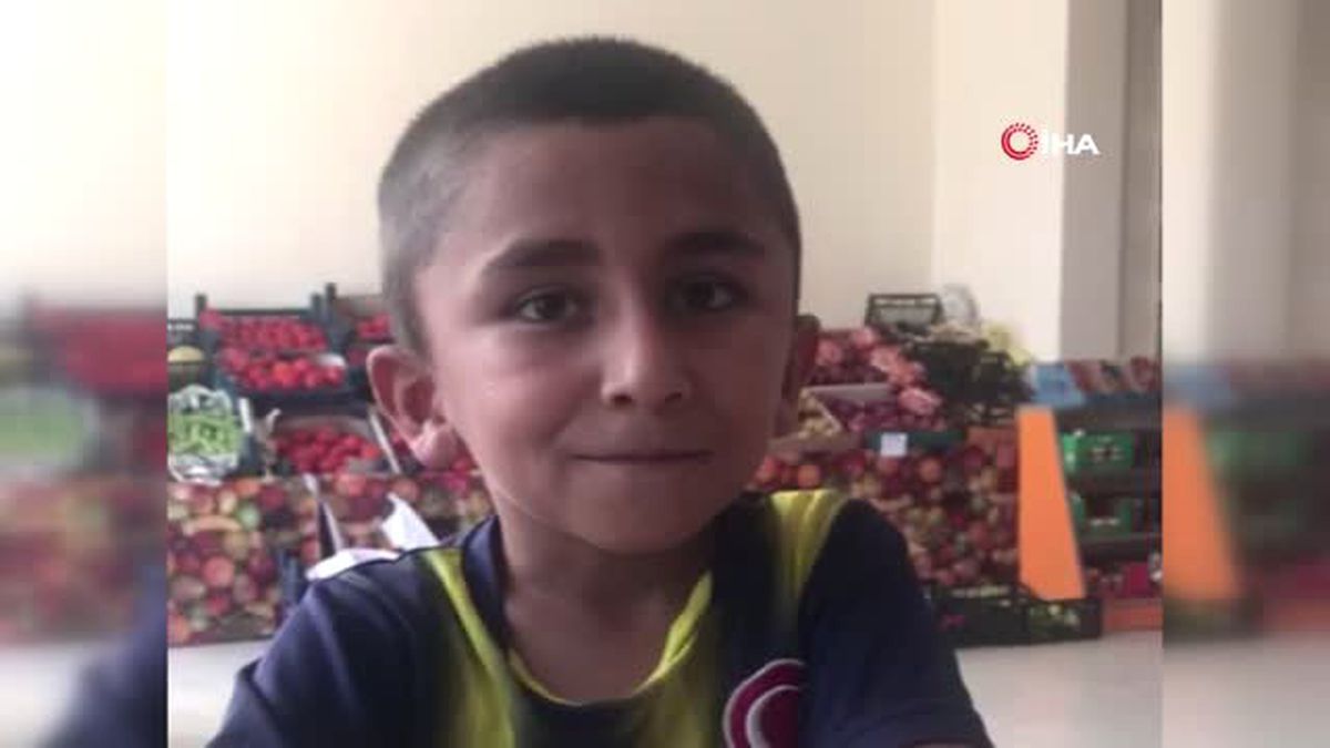 Kıyafeti olmayınca tutmadığı takım formasını giydi, market çalışanına verdiği cevap yürek burktu