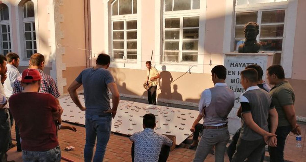 Okul bahçesinde 'sigaraya kasnak atma oyunu'na idari işlem başlatıldı