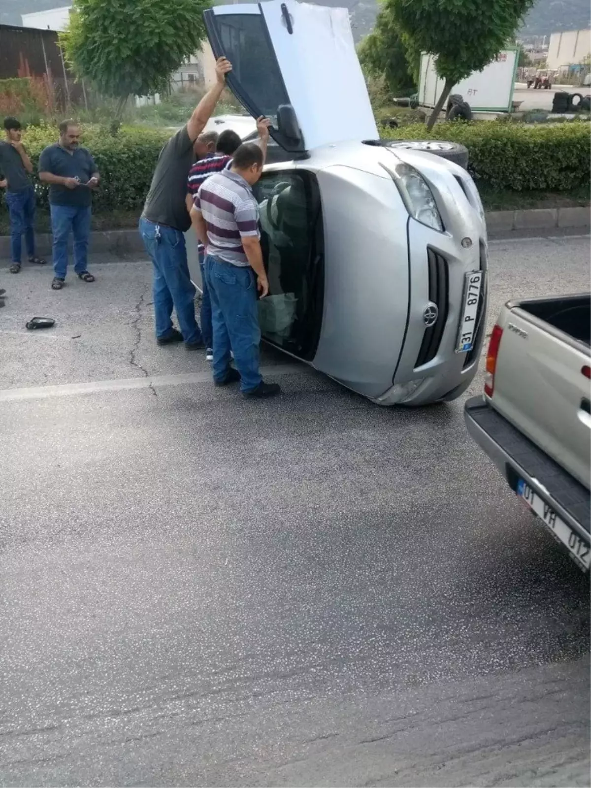 Otomobil takla attı, sürücü yaralı kurtuldu