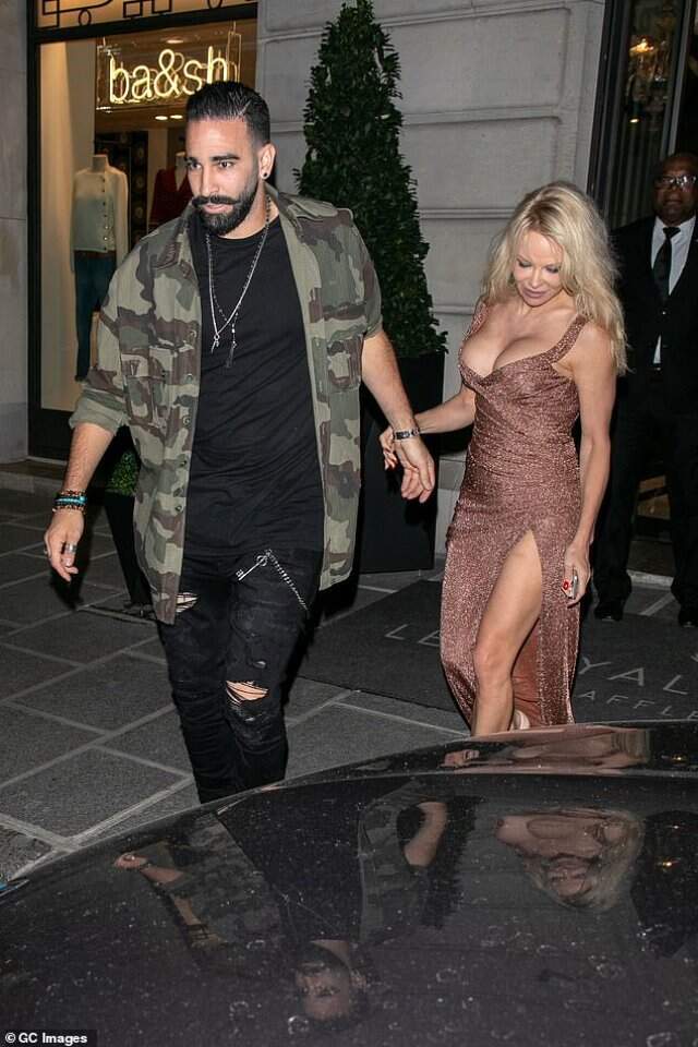 Pamela Anderson, futbolcu sevgilisi Adil Rami'nin elini çatlayana kadar ezdiğini söyledi