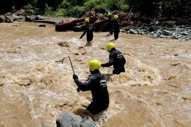 Selde kaybolan 2 kişiyi arama çalışmaları sürüyor Selde kaybolan 2 kişiyi arama çalışmaları sürüyor