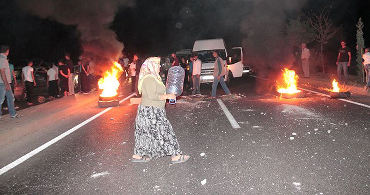 Suların akmadığını iddia eden vatandaşlar, şehirler arası yolu trafiğe kapattı