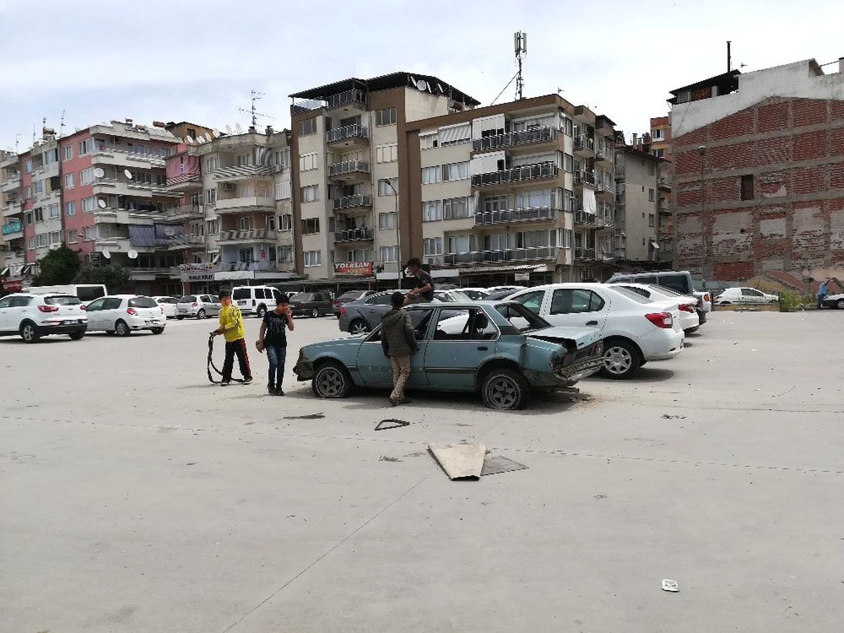 Terkedilen otomobil dilendirilen çocukların evi ve oyuncağı oldu