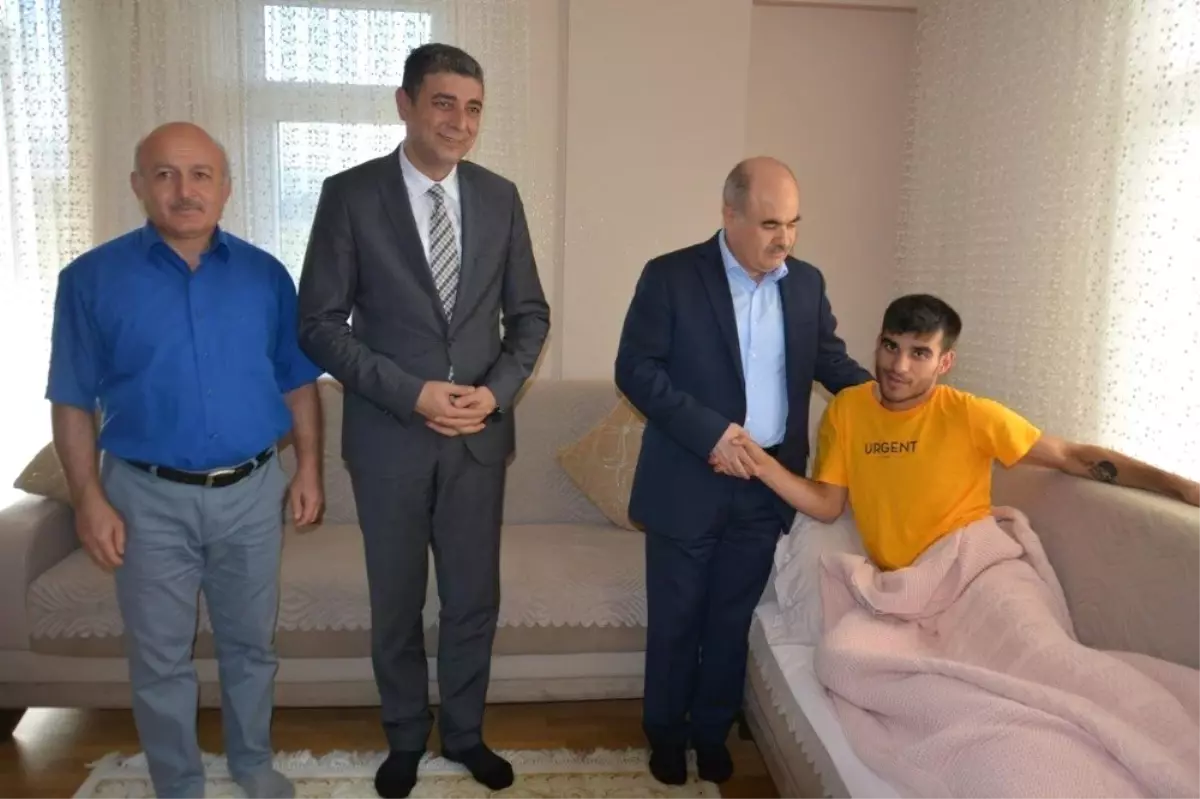 Vali Dağlı Gaziyi evinde ziyaret etti