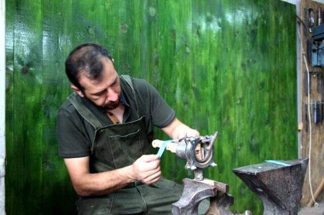 134 yıllık aile mesleğinin son temsilcisi! El yapımı bıçakları 350 liradan başlayan fiyatlarla satıyor