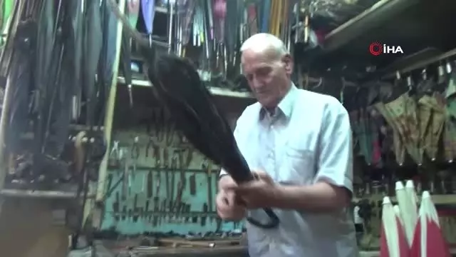 60 yıllık şemsiye tamircisi Raşit Taner, mesleğini aşkla yapıyor 60 yıllık şemsiye tamircisi Raşit Taner, mesleğini aşkla yapıyor