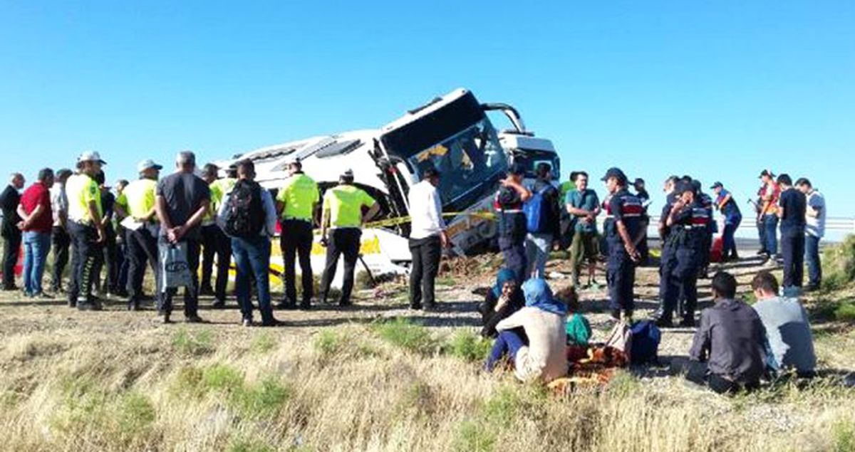 Aksaray'da yolcu otobüsü devrildi: 41 yaralı