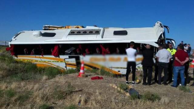 Aksaray'da yolcu otobüsü devrildi: 15 yaralı