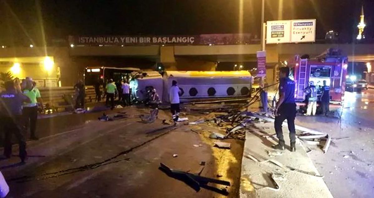 Avcılar'da yakıt tankeri devrildi! Topkapı istikameti ulaşıma kapandı