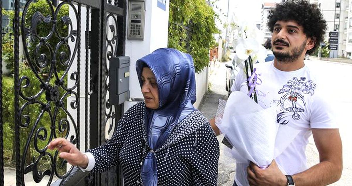 Barış Telli, ilkokulda kendisine protez bacak yaptıran Derya Bakır ile 20 yıl sonra buluştu