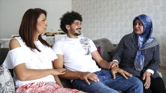 Barış Telli, ilkokulda kendisine protez bacak yaptıran Derya Bakır ile 20 sene ardindan buluştu