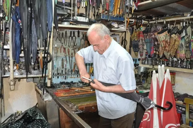 Bu meslek Türkiye'de sayılı: Şemsiye tamirciliği Bu meslek Türkiye'de sayılı: Şemsiye tamirciliği