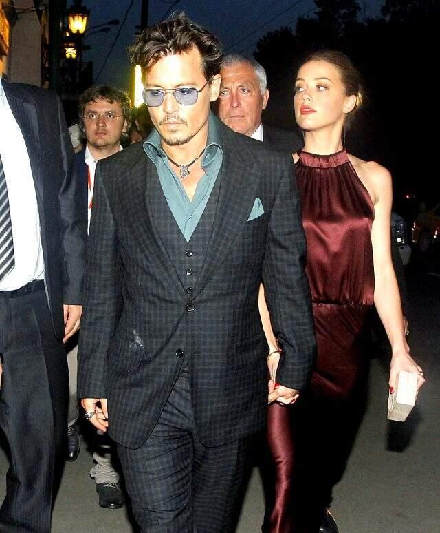Johnny Depp'in Daha önceki eşi Amber Heard'ın, oyuncu James Franco ile asansörde görüntüleri alana çıktı